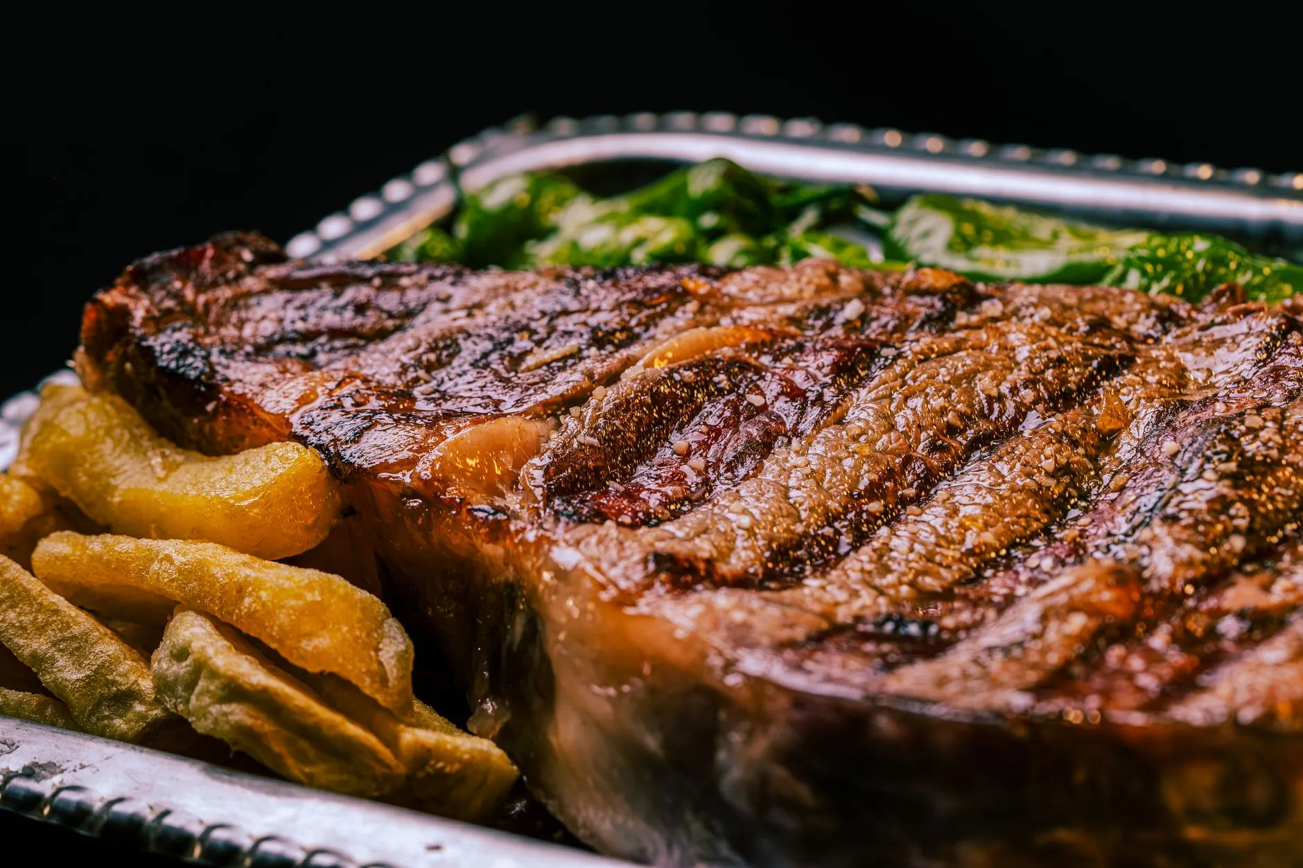 Bife de chorizo sellado, con las marcas de la parrilla